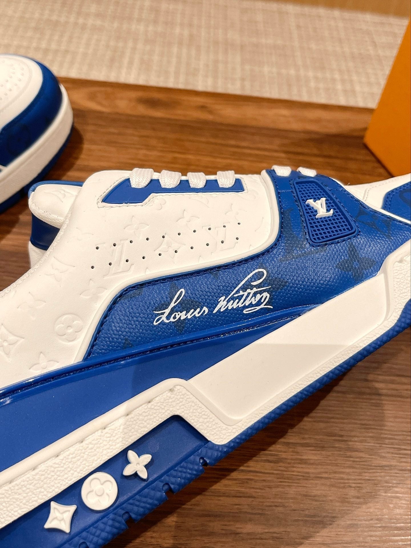 Couple's ๐๐ฟ๐ฎ๐ถ๐ป๐ฒ๐ฟ series latest sports shoes