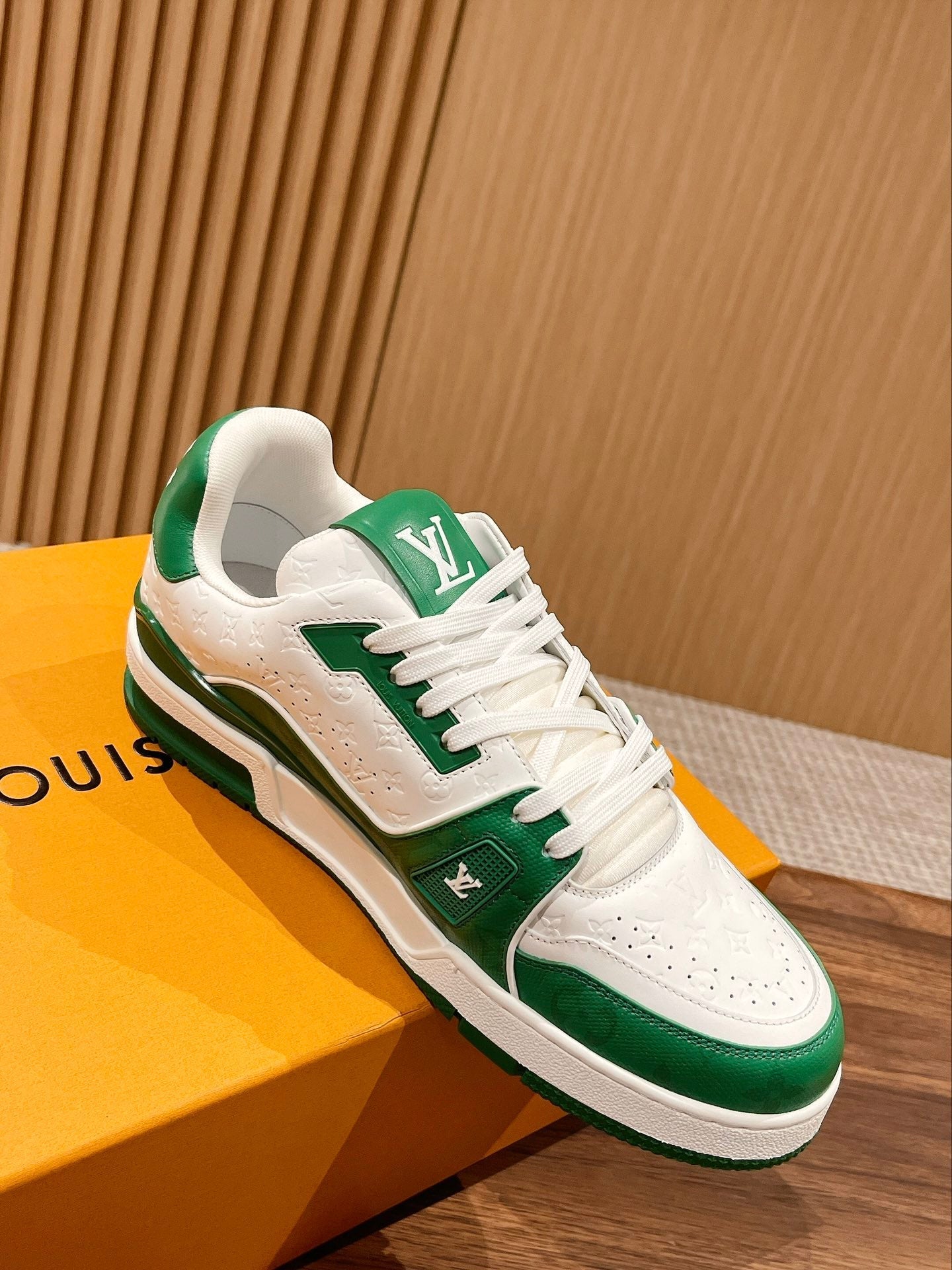 Couple's ๐๐ฟ๐ฎ๐ถ๐ป๐ฒ๐ฟ series latest sports shoes