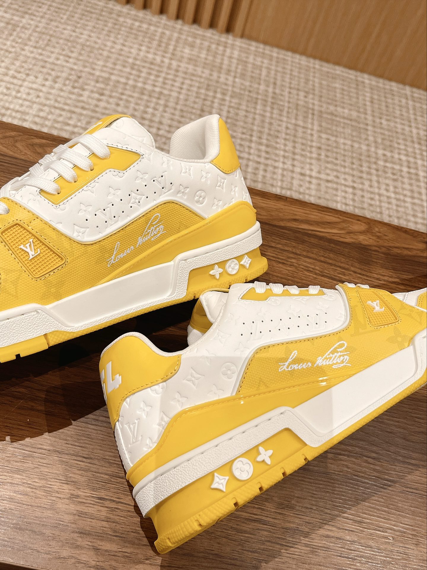 Couple's ๐๐ฟ๐ฎ๐ถ๐ป๐ฒ๐ฟ series latest sports shoes