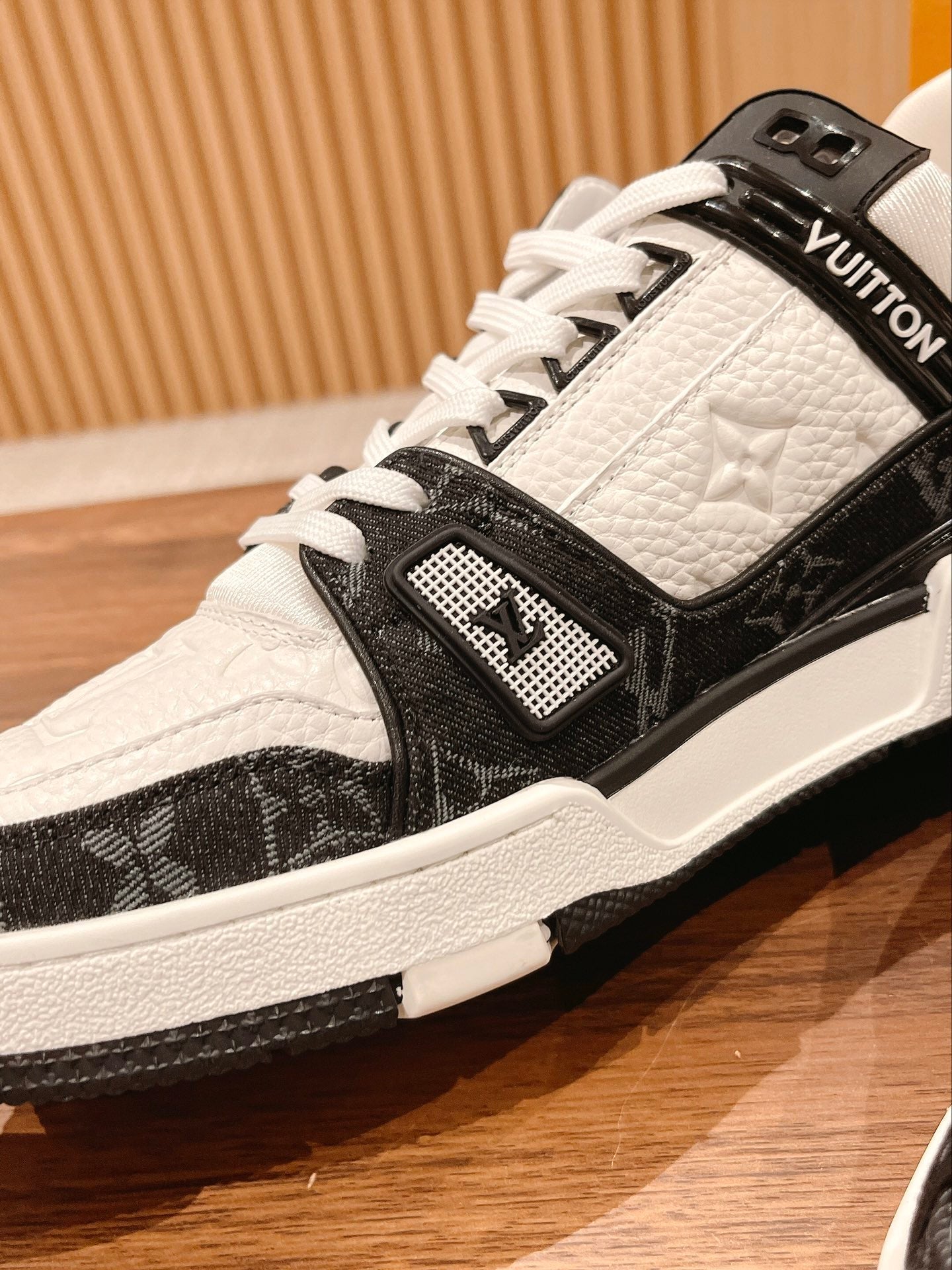 Couple's ๐๐ฟ๐ฎ๐ถ๐ป๐ฒ๐ฟ series latest sports shoes