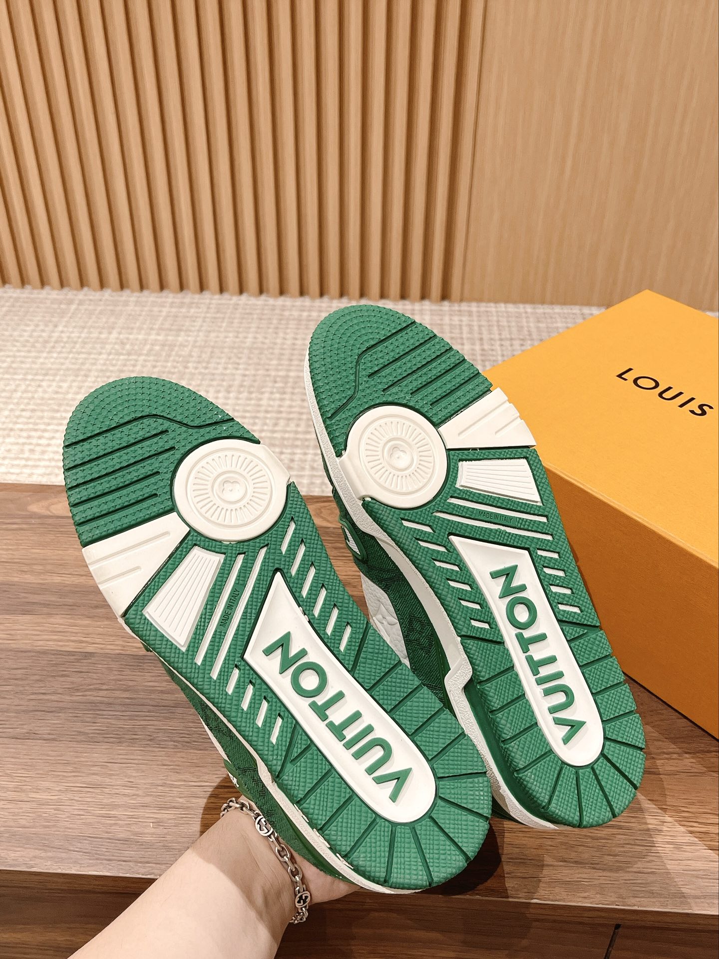 Couple's ๐๐ฟ๐ฎ๐ถ๐ป๐ฒ๐ฟ series latest sports shoes