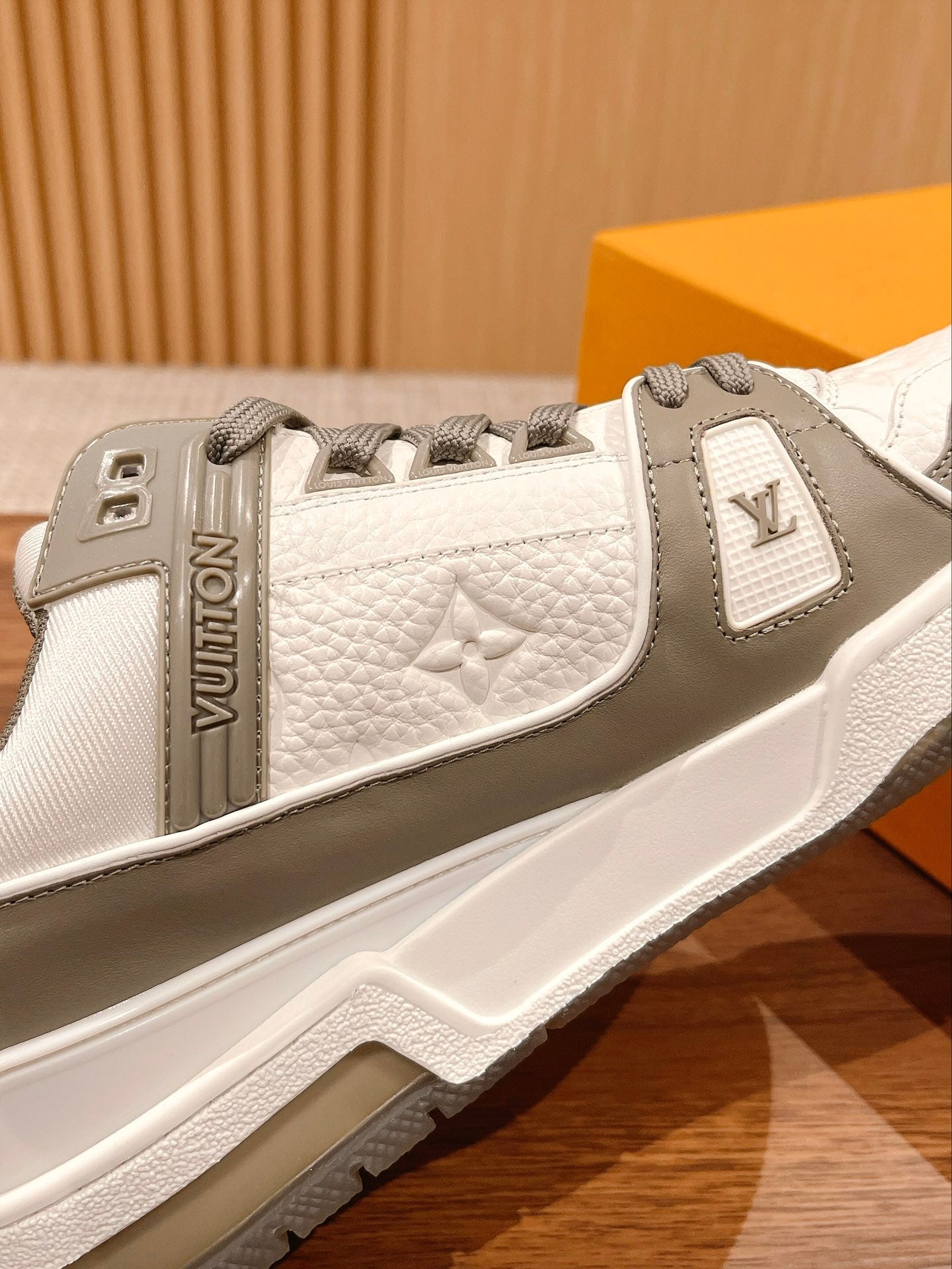 Couple's ๐๐ฟ๐ฎ๐ถ๐ป๐ฒ๐ฟ series latest sports shoes