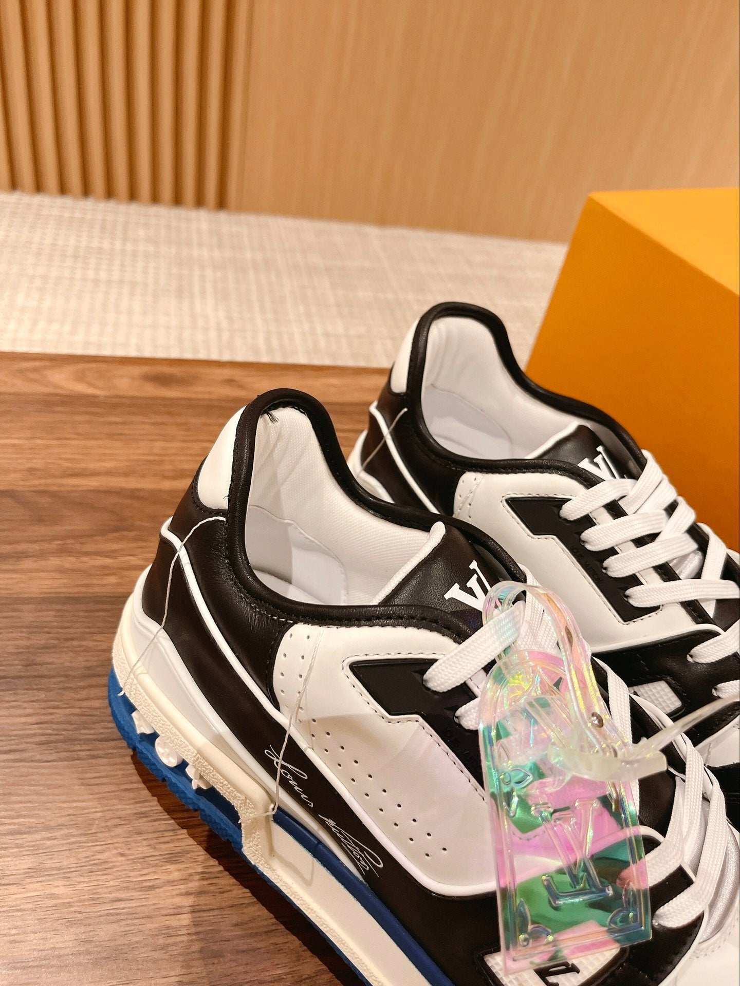 Couple's ๐๐ฟ๐ฎ๐ถ๐ป๐ฒ๐ฟ series latest sports shoes