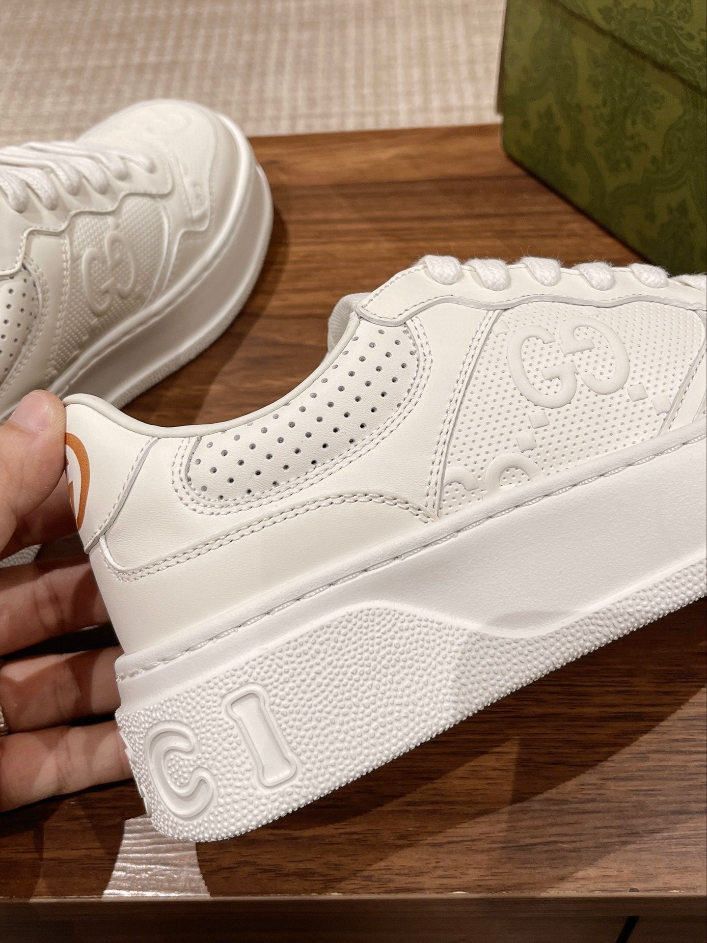 Couple's ๐๐ก๐ฎ๐ง๐ค๐ฒ latest biscuit shoes