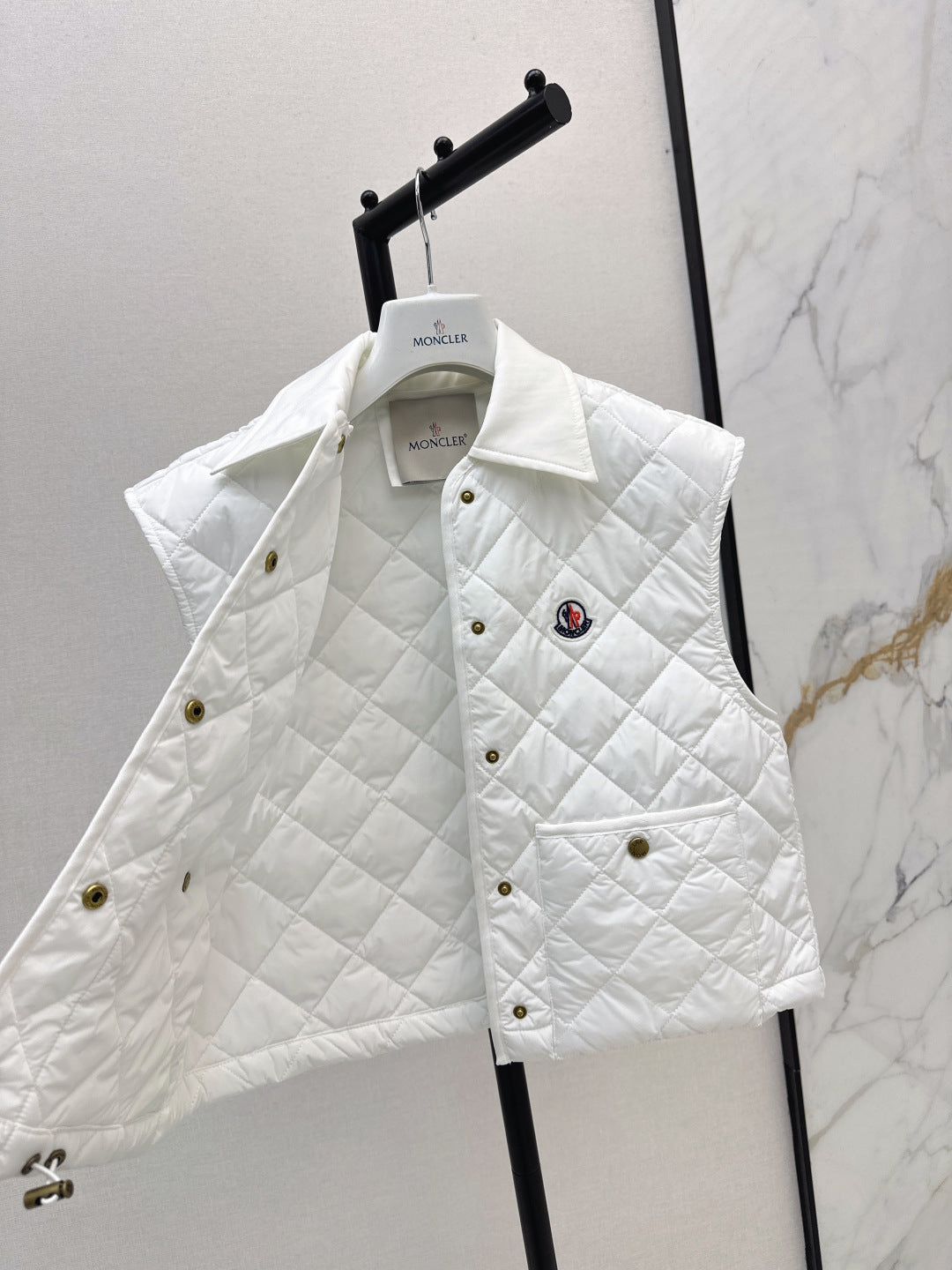 Monc New Diamond-patterned lightweight lapel padded vest