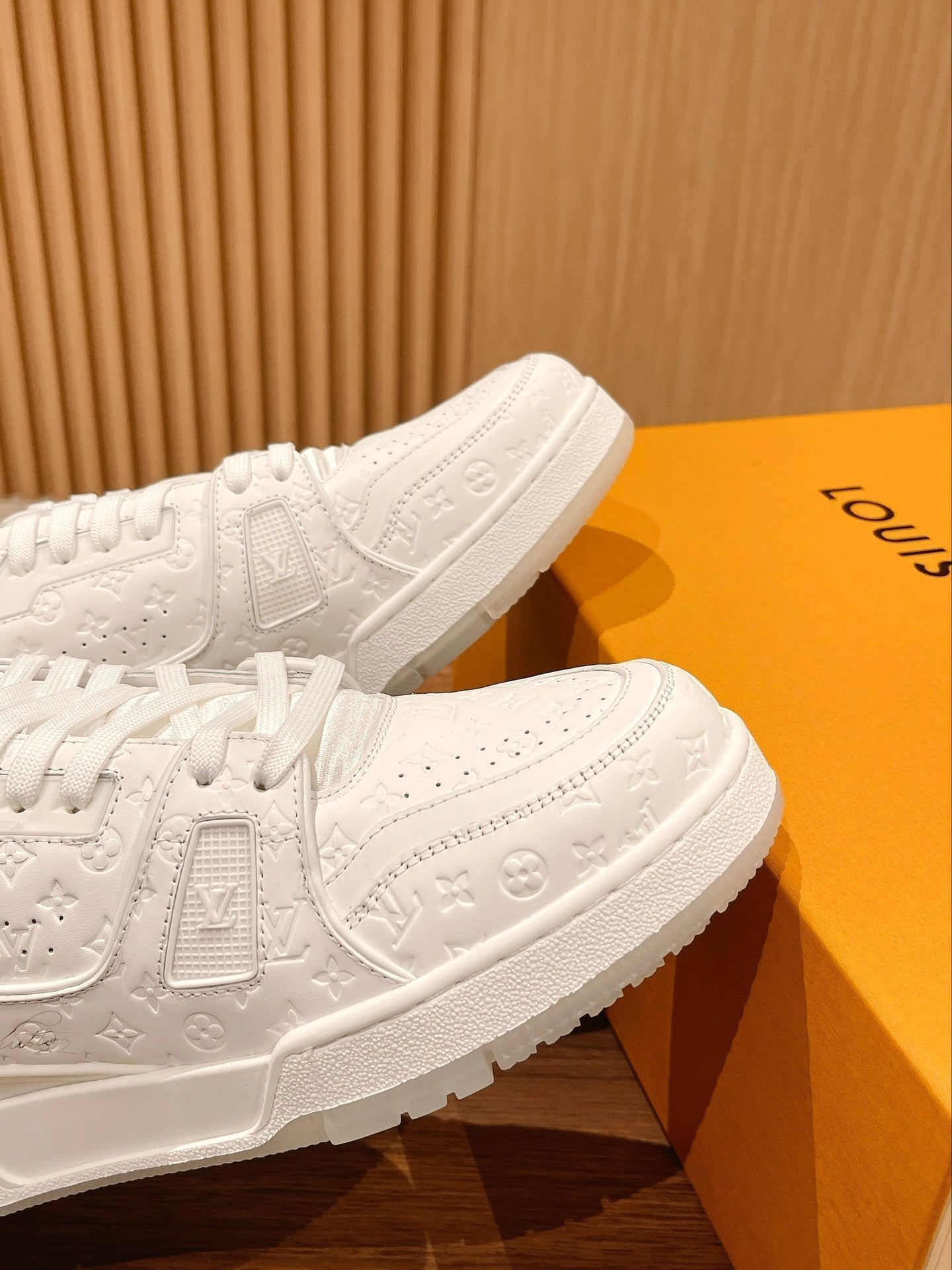 Couple's 𝘁𝗿𝗮𝗶𝗻𝗲𝗿 series latest sports shoes