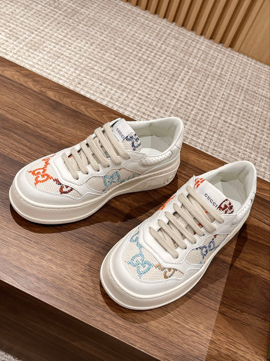 Couple's 𝐂𝐡𝐮𝐧𝐤𝐲  latest biscuit shoes