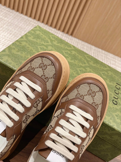 Couple's 𝐂𝐡𝐮𝐧𝐤𝐲  latest biscuit shoes