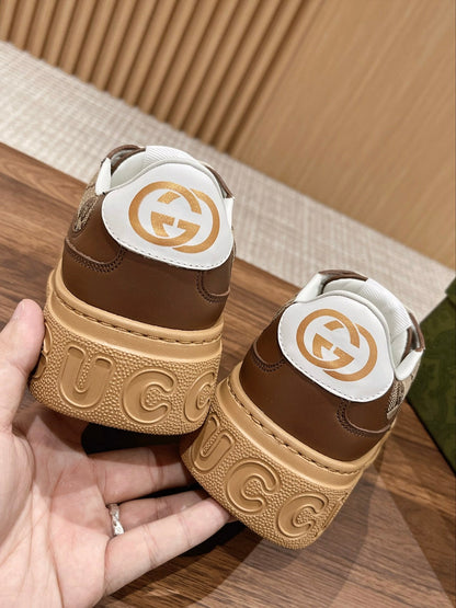 Couple's 𝐂𝐡𝐮𝐧𝐤𝐲  latest biscuit shoes