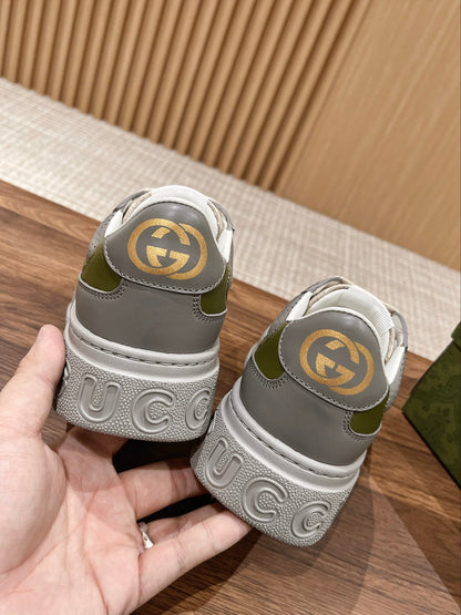Couple's 𝐂𝐡𝐮𝐧𝐤𝐲  latest biscuit shoes