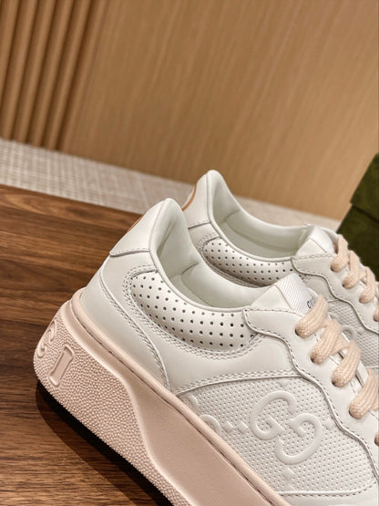 Couple's 𝐂𝐡𝐮𝐧𝐤𝐲  latest biscuit shoes