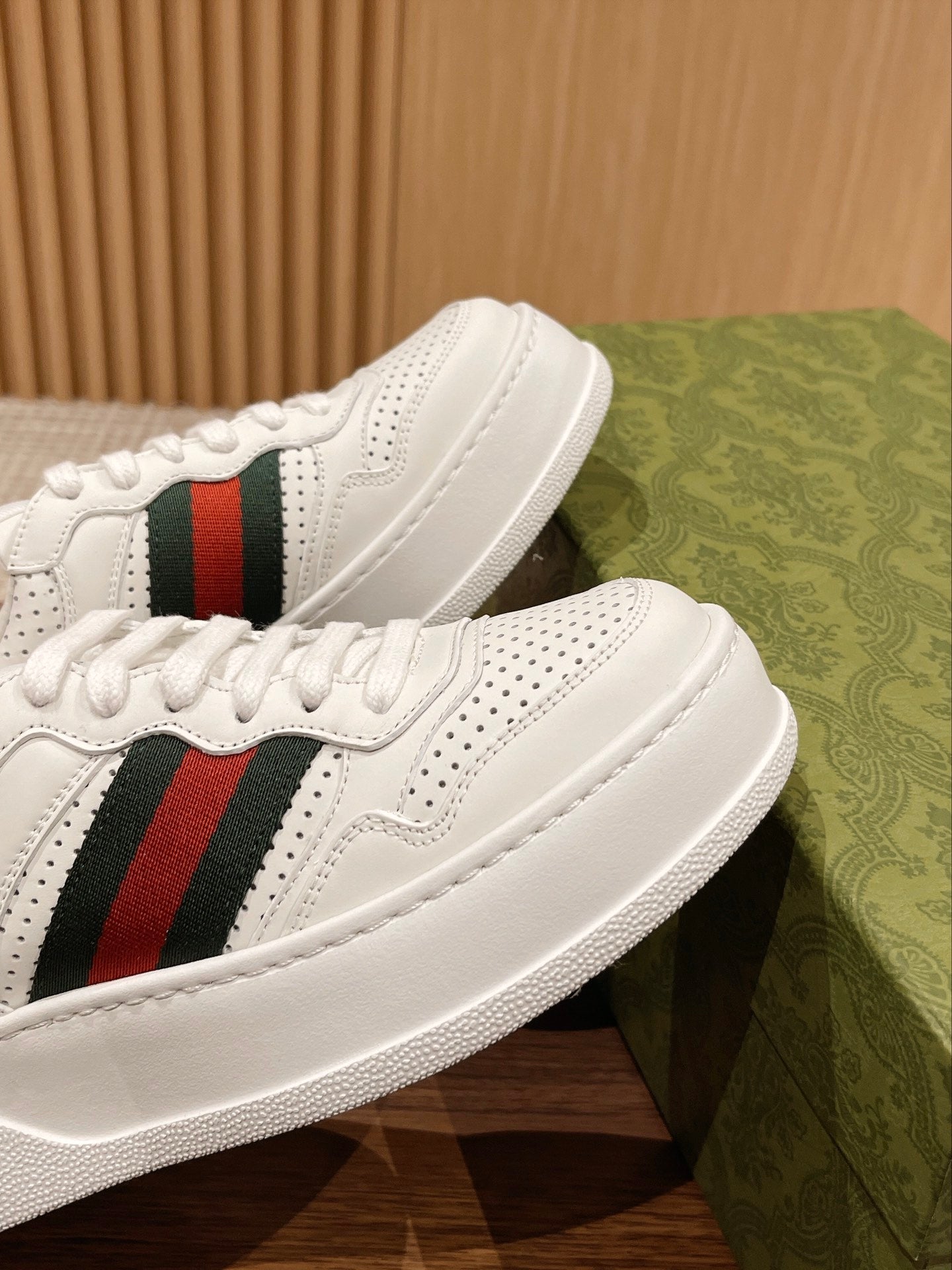 Couple's 𝐂𝐡𝐮𝐧𝐤𝐲  latest biscuit shoes