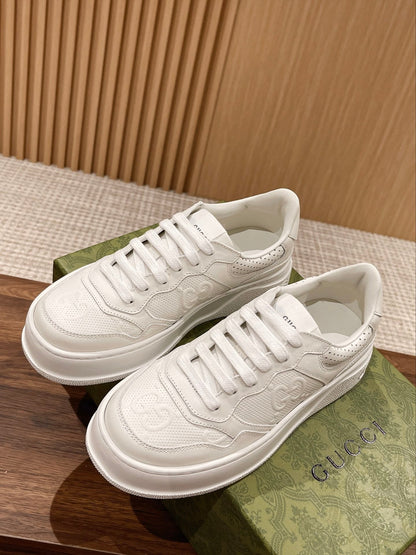 Couple's 𝐂𝐡𝐮𝐧𝐤𝐲  latest biscuit shoes