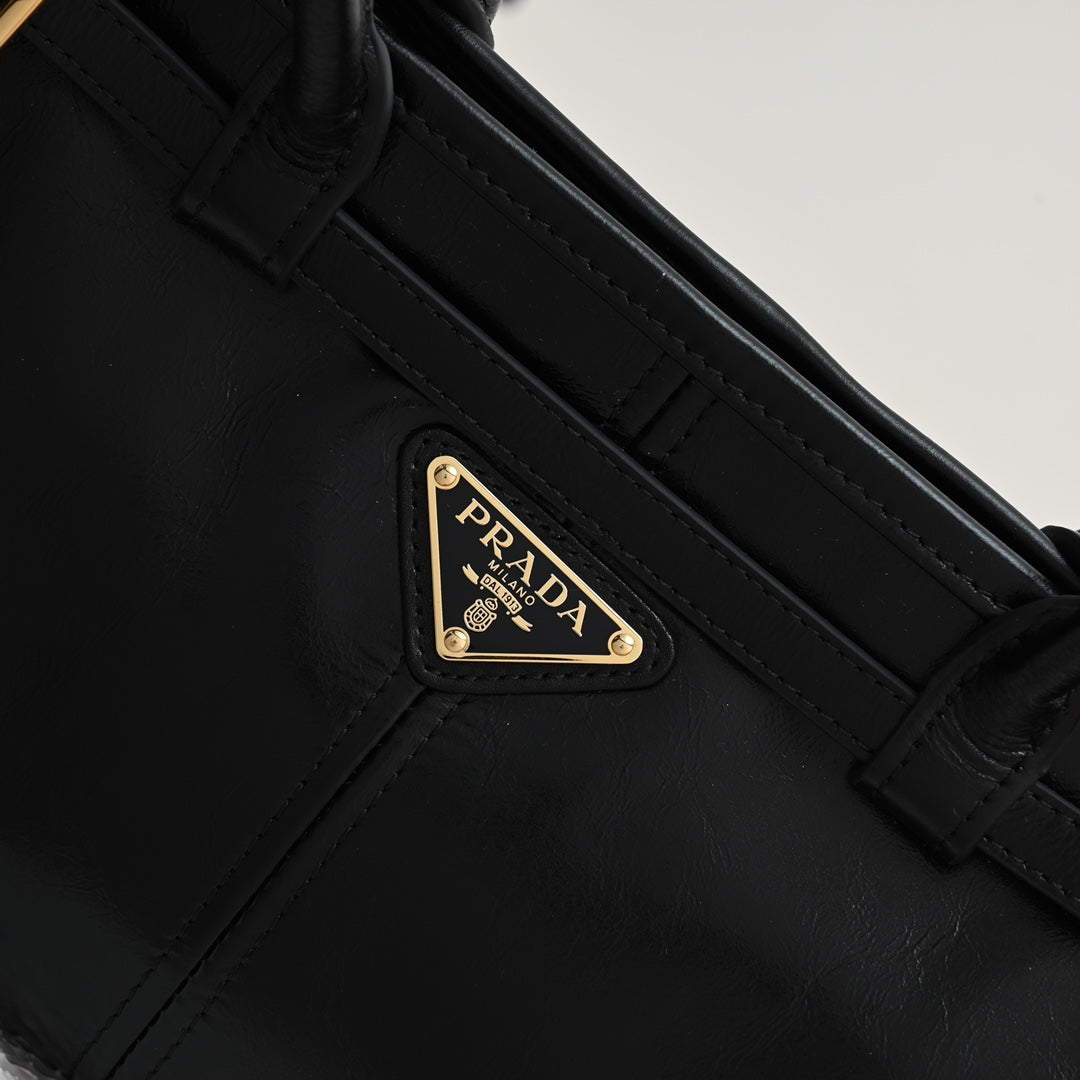 PD LuxSoft Medium leather handbag