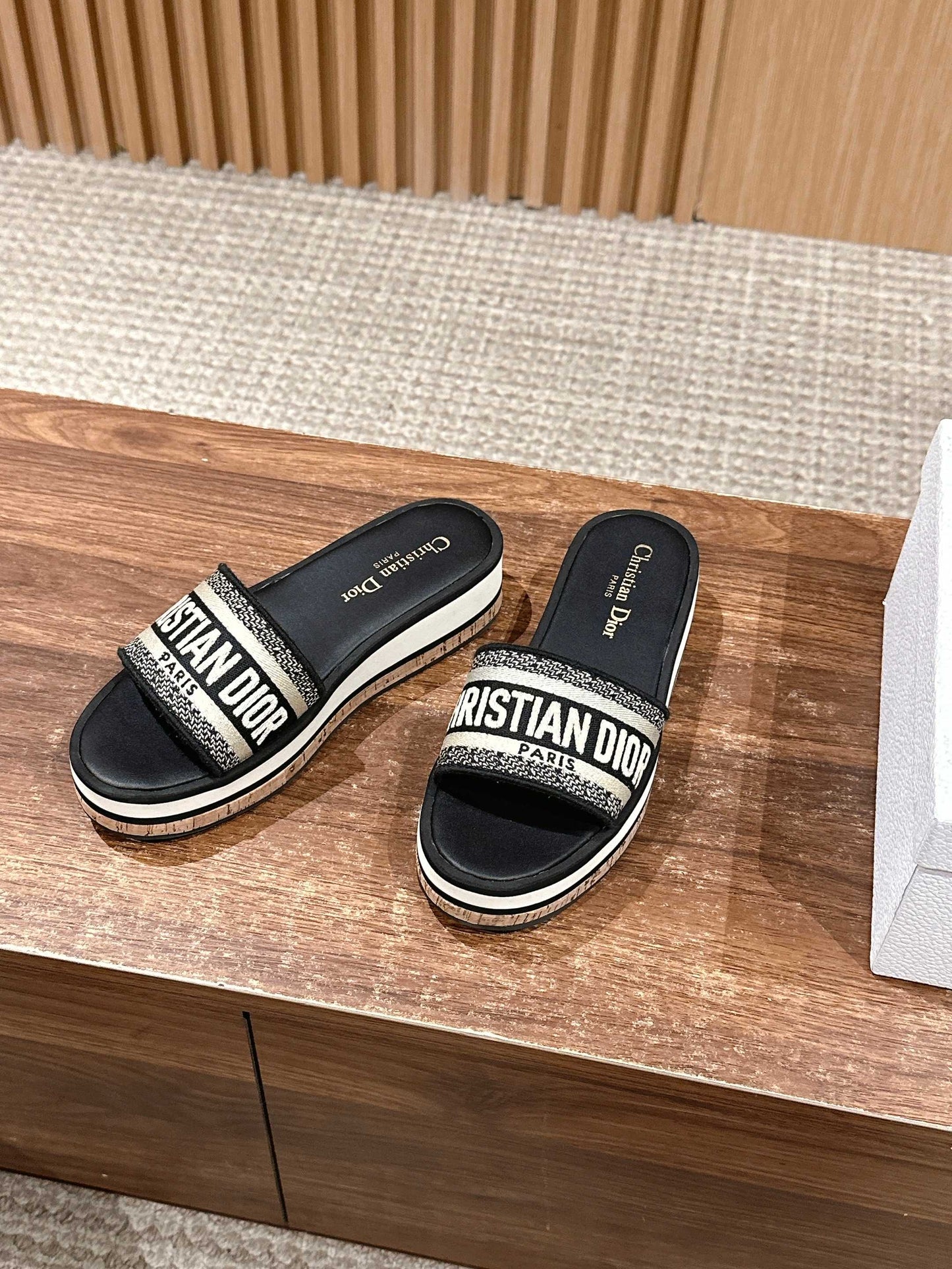 D*New thick-soled slippers