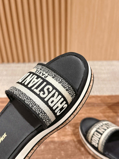 D*New thick-soled slippers