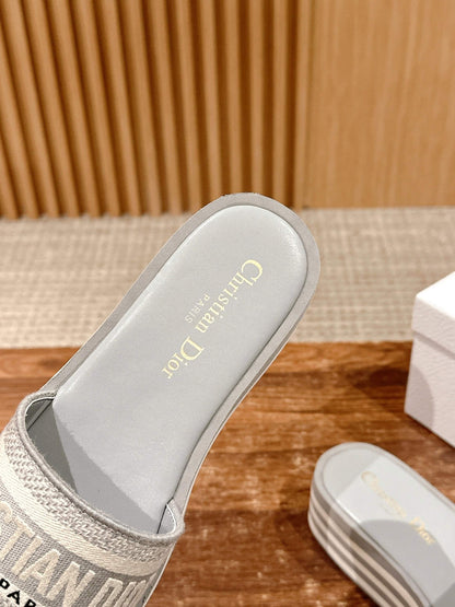 D*New thick-soled slippers