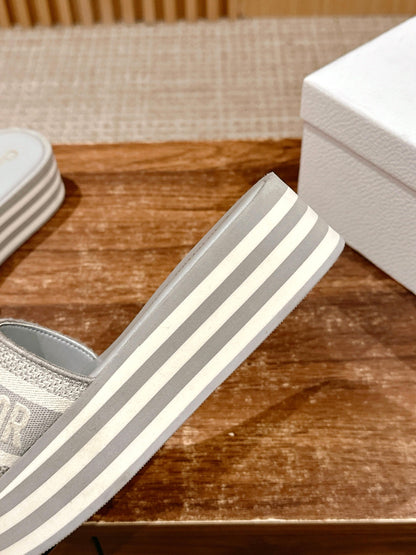 D*New thick-soled slippers