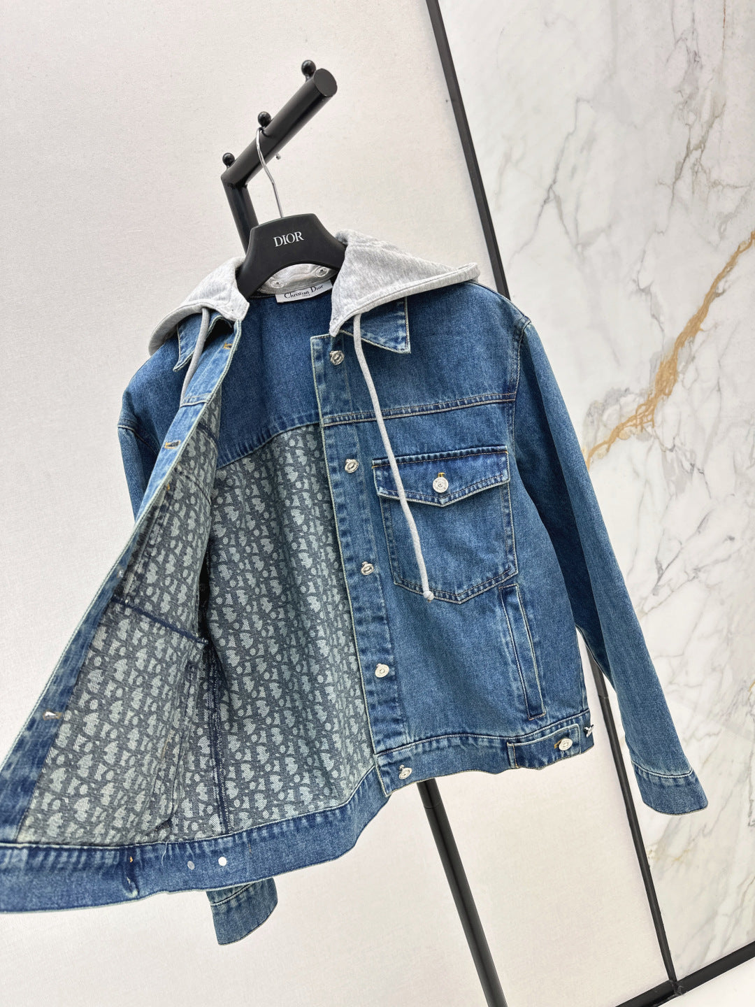 CD  New hooded jacket