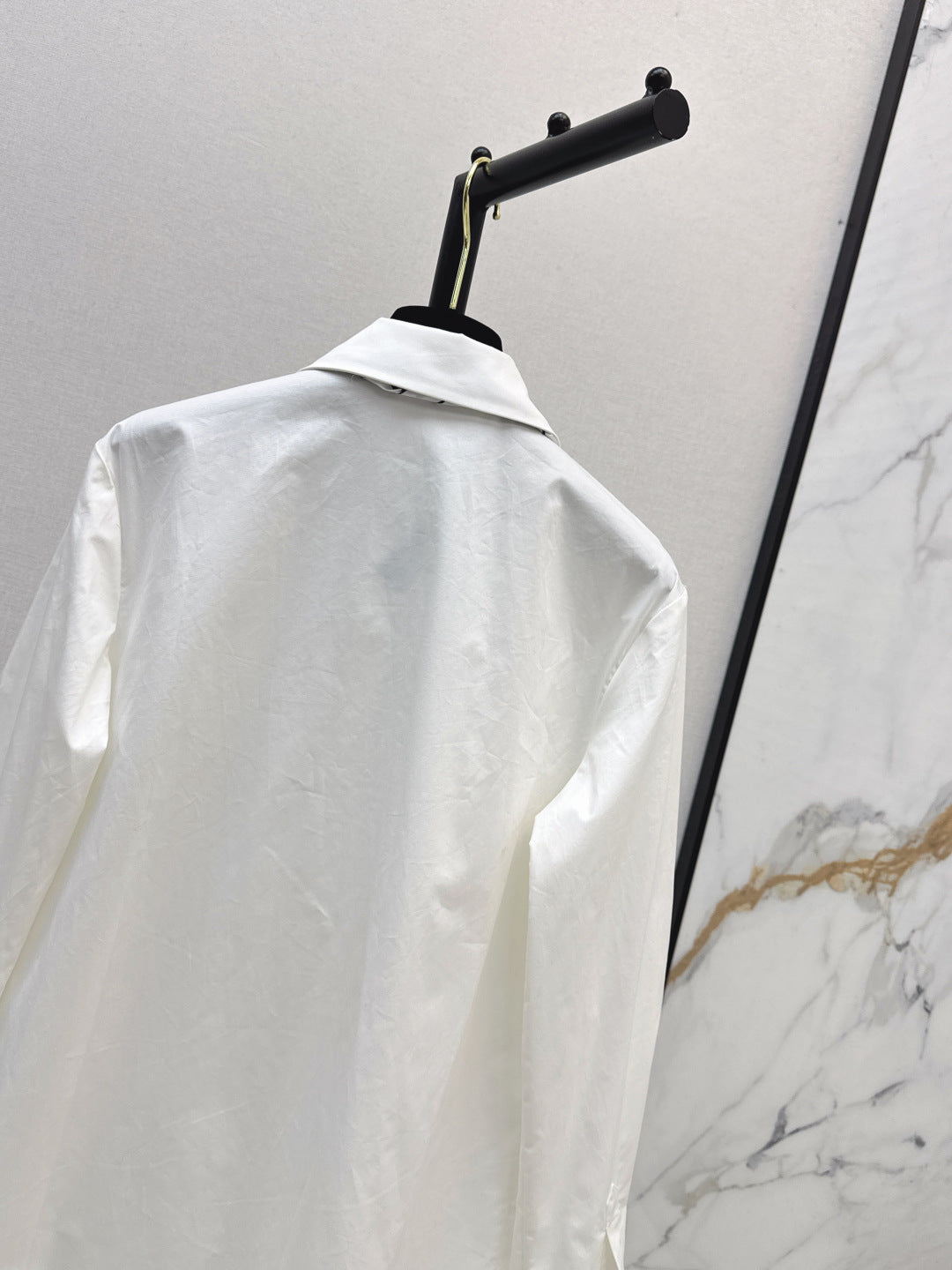 Chan New scarf-decorated shirt