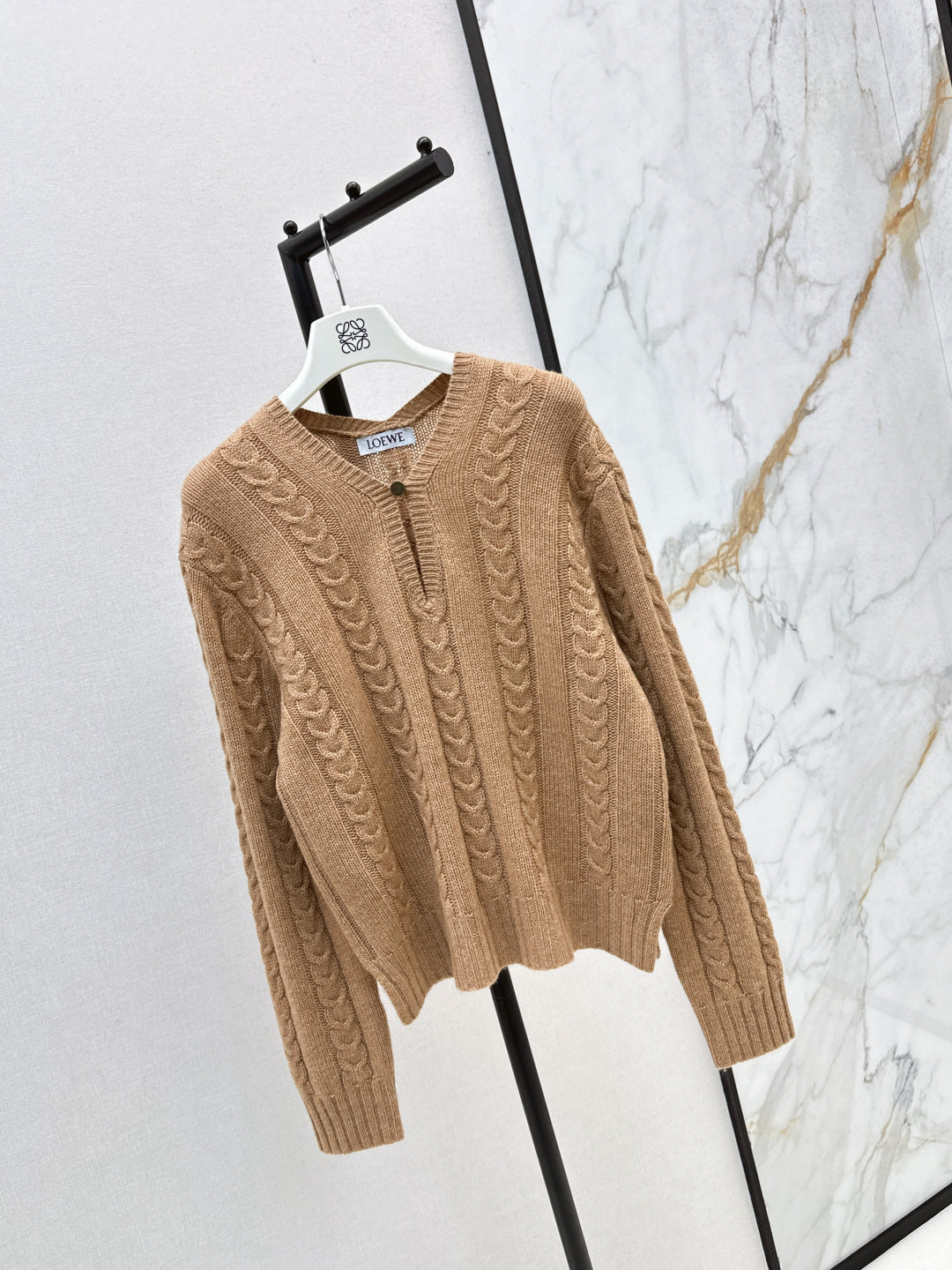 Loe NEW V-neck sweater