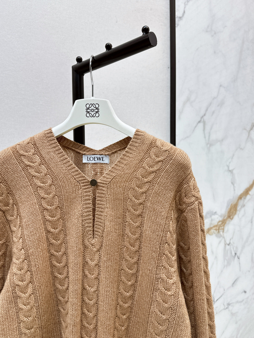 Loe NEW V-neck sweater