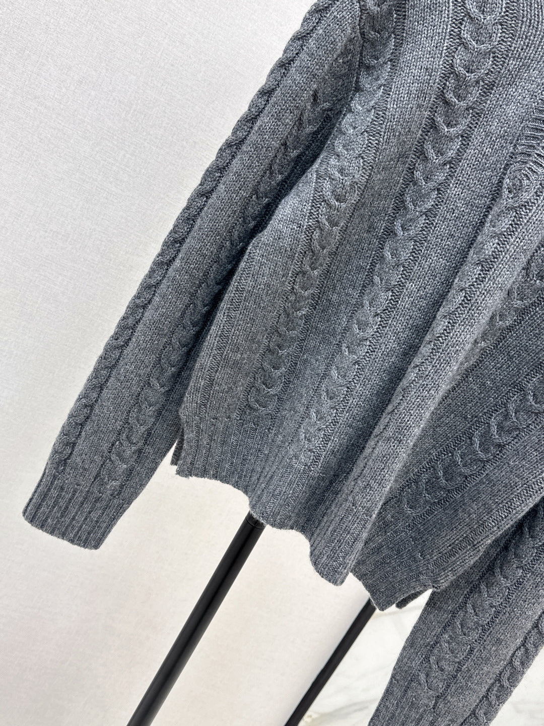 Loe NEW V-neck sweater