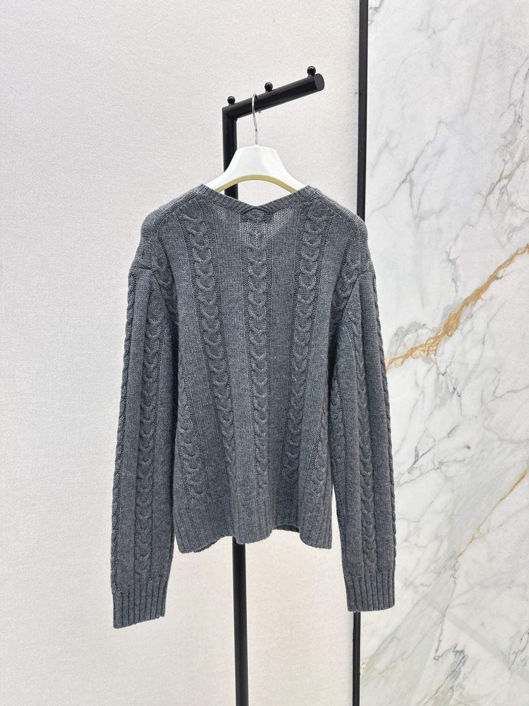 Loe NEW V-neck sweater