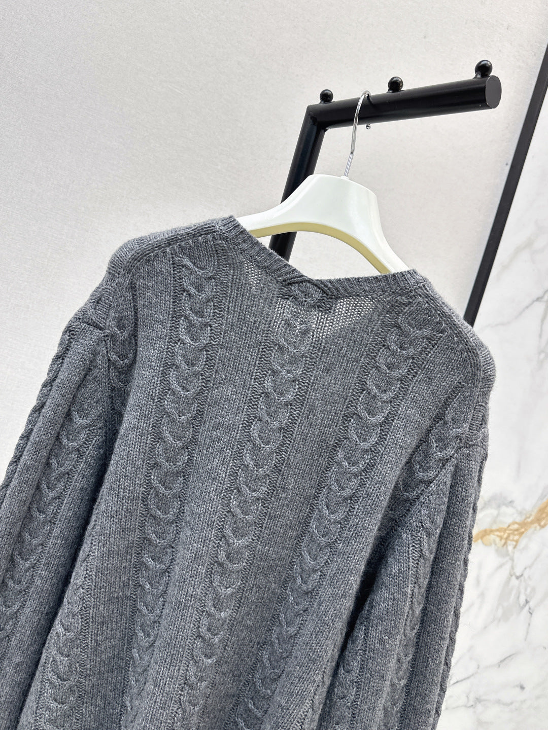 Loe NEW V-neck sweater