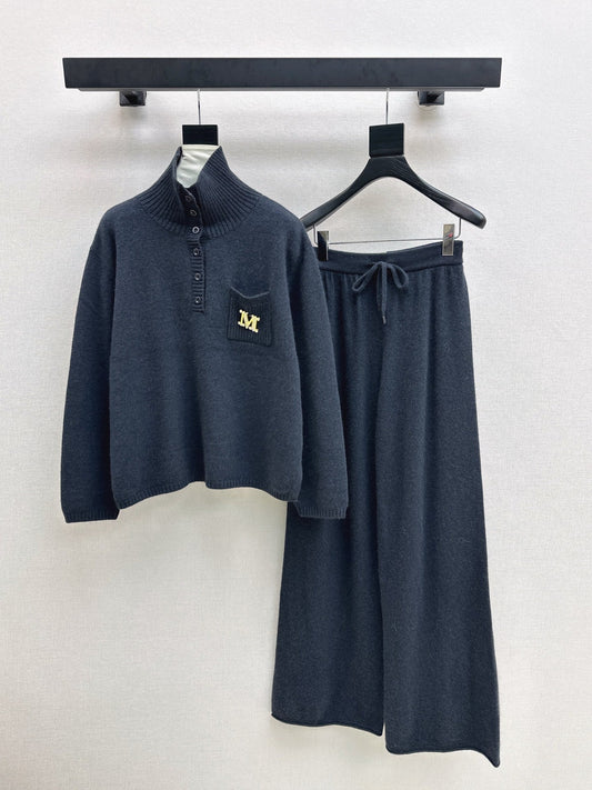 Max NEW knitted suit