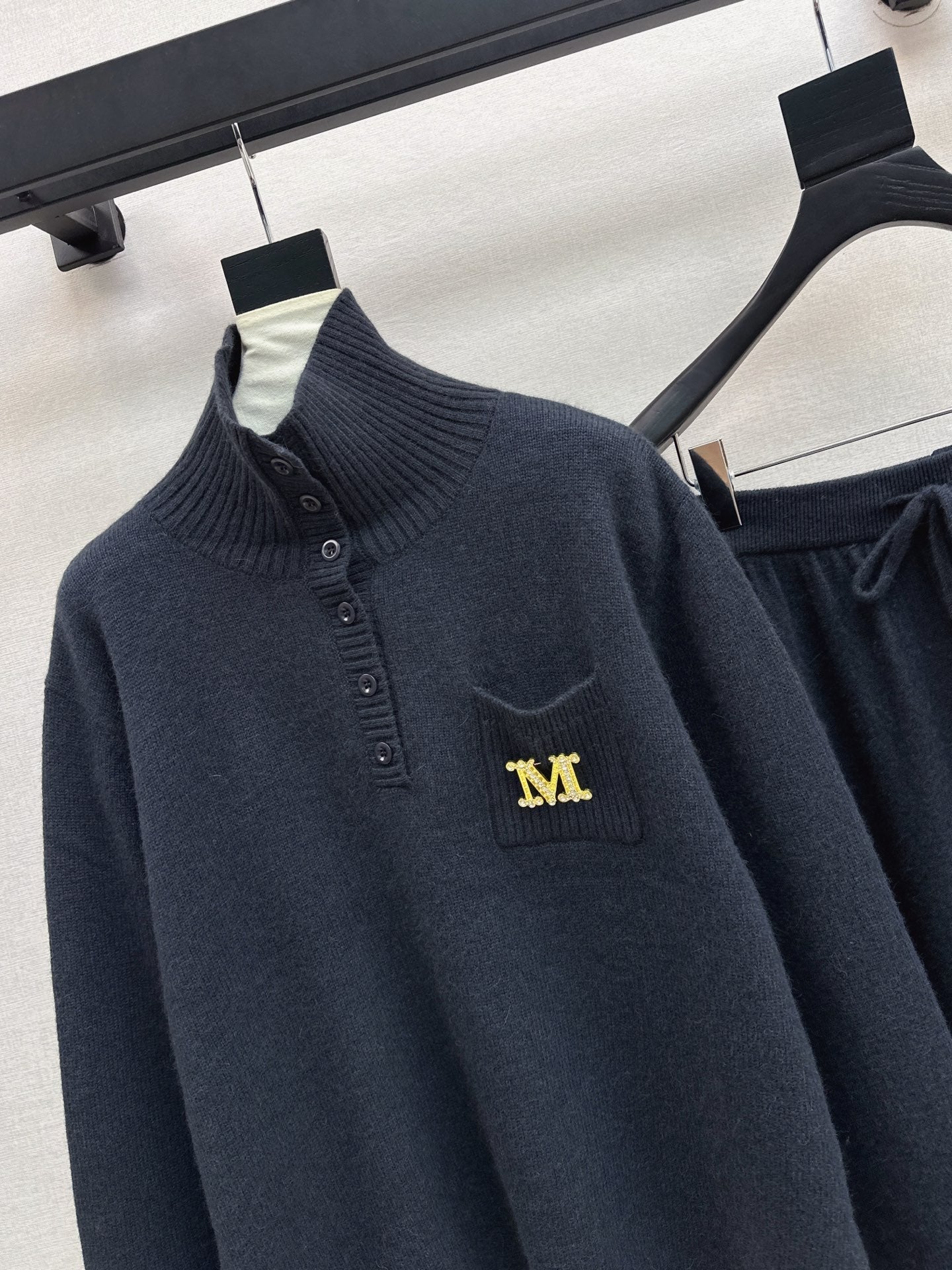 Max NEW knitted suit