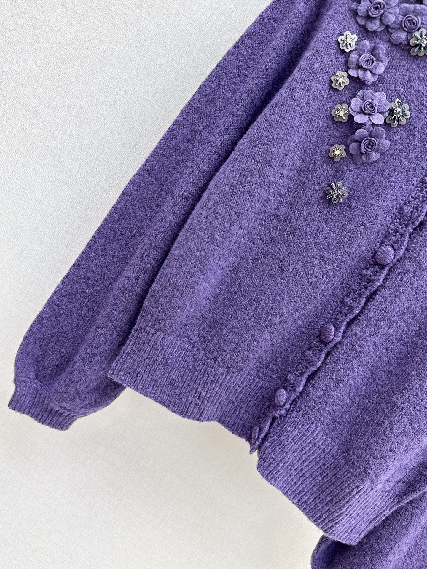 Chan NEW V-neck cardigan