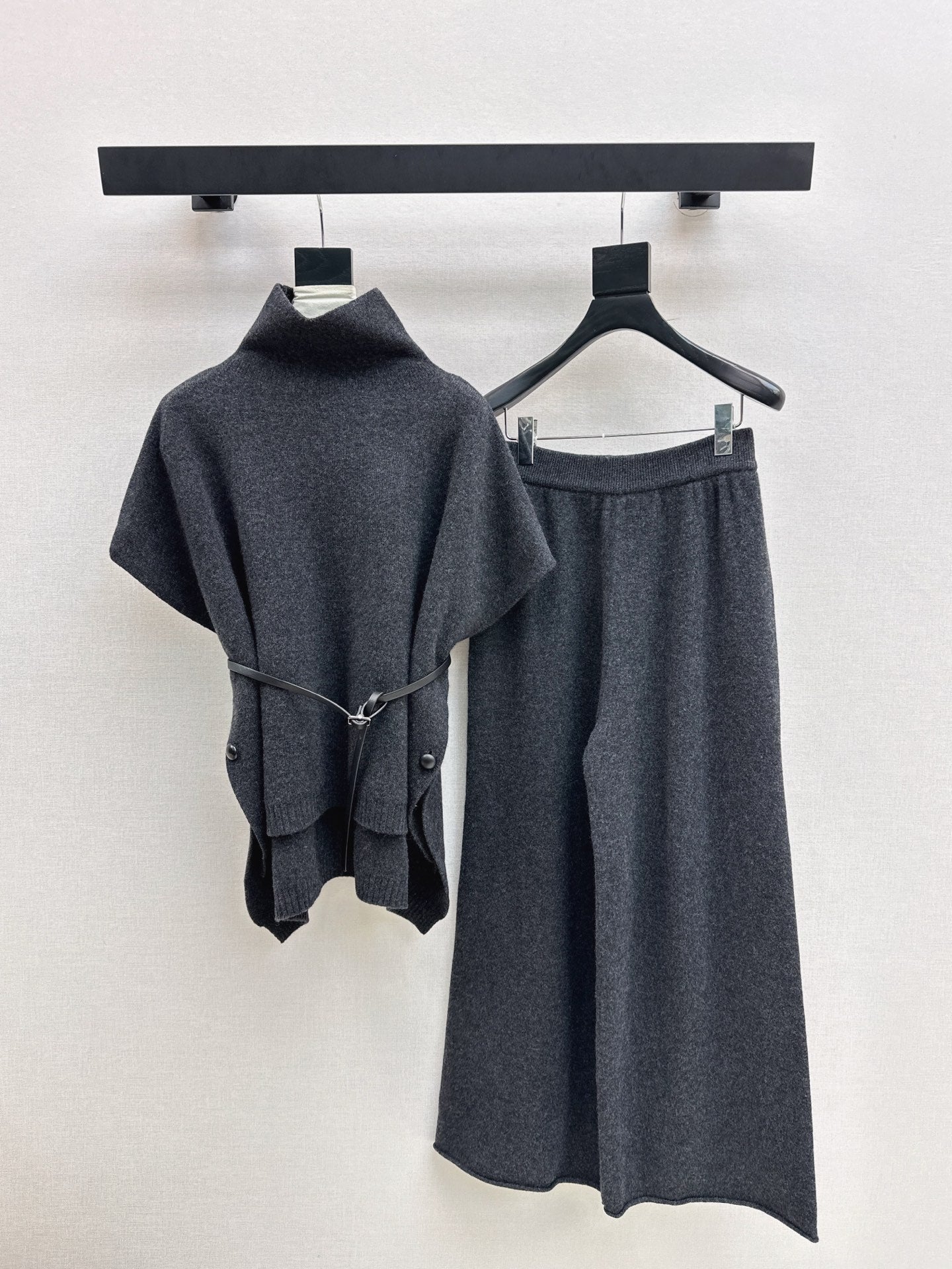 Loro NEW knitted suit