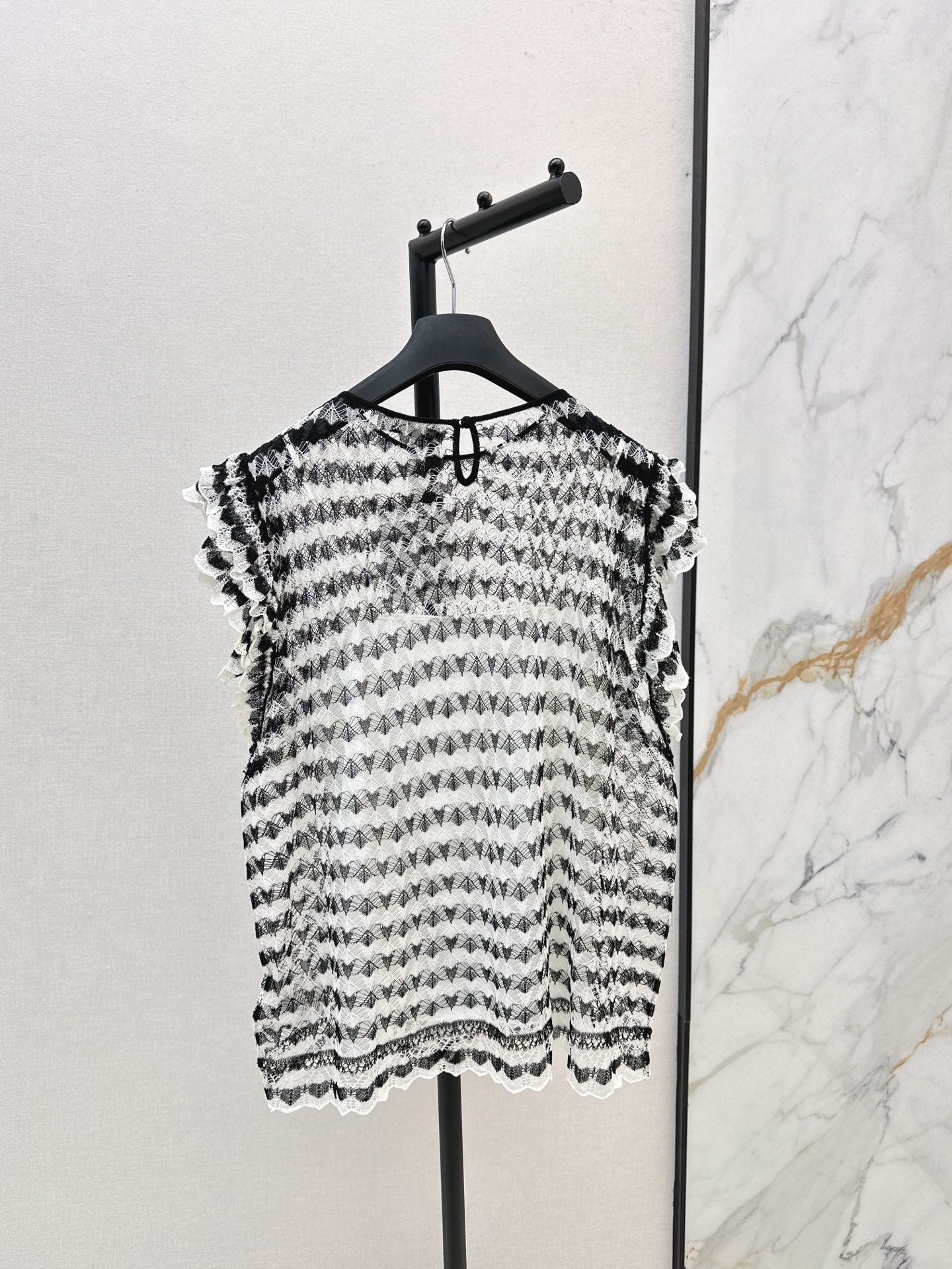 CD NEW Lace sleeveless shirt