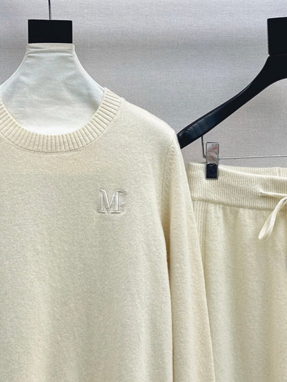 Max NEW knitted suit