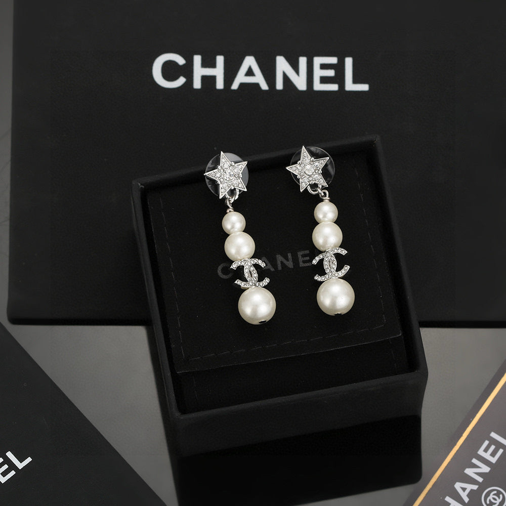 Chan New star earrings