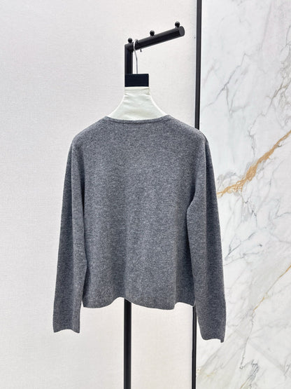 Es NEW V-neck sweater