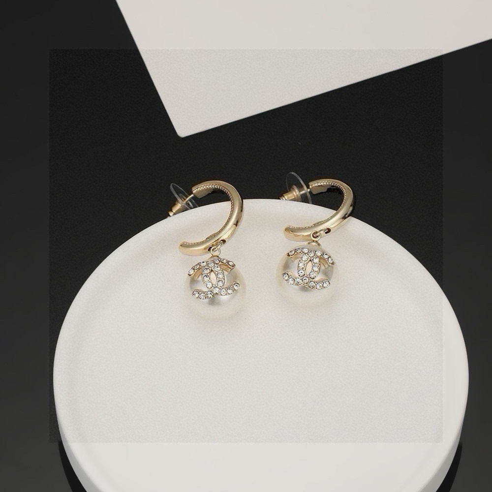 Chan New pearl earrings