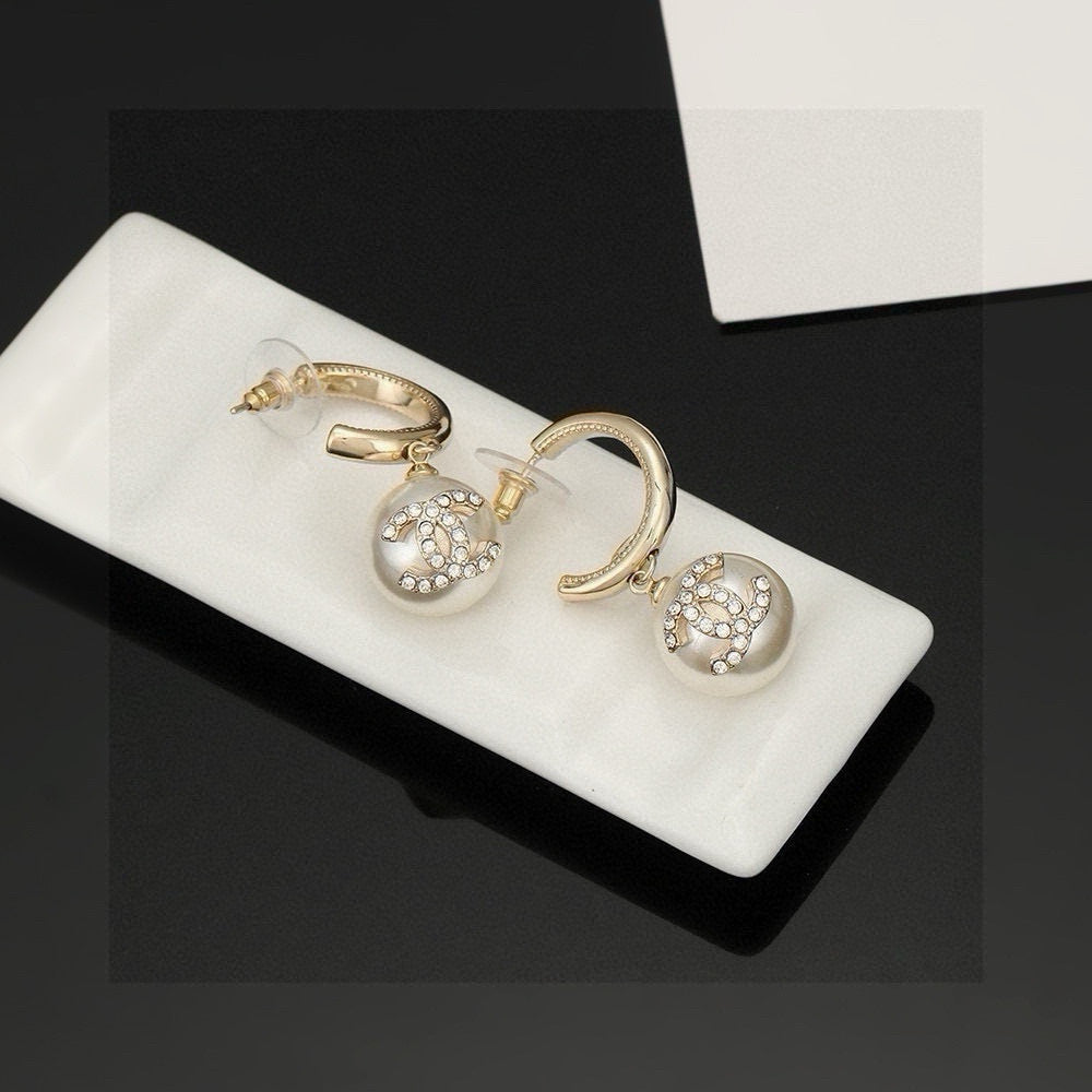 Chan New pearl earrings