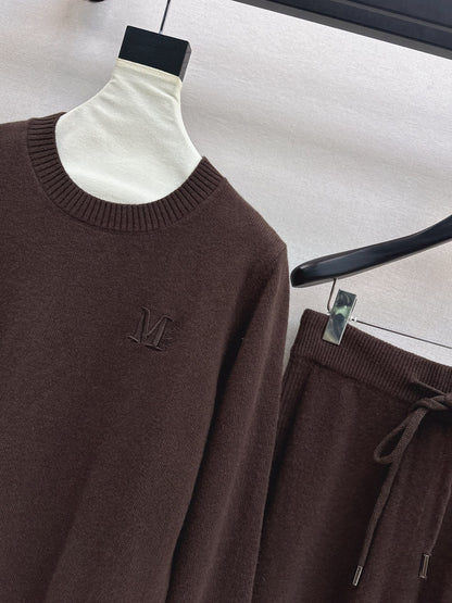 Max NEW knitted suit