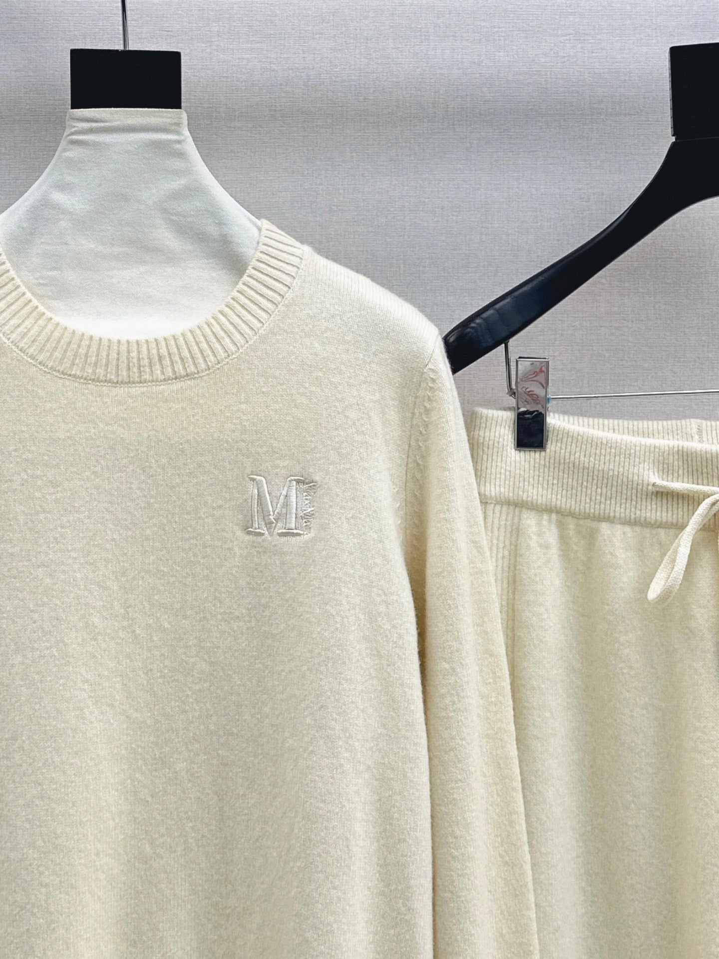 Max NEW knitted suit