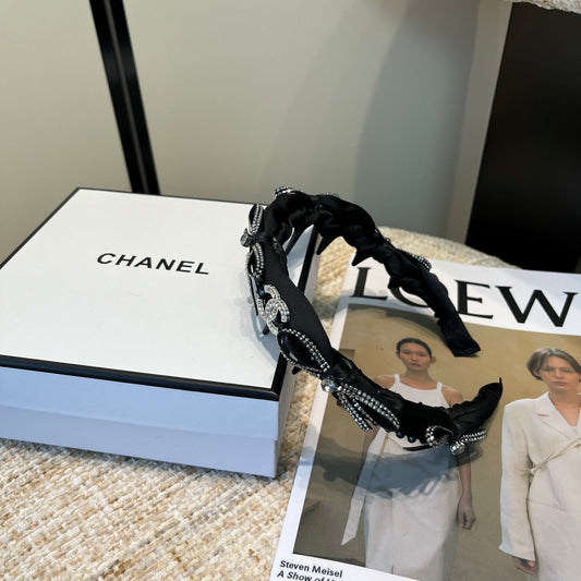 Chan Nwe Rhinestone hair clip