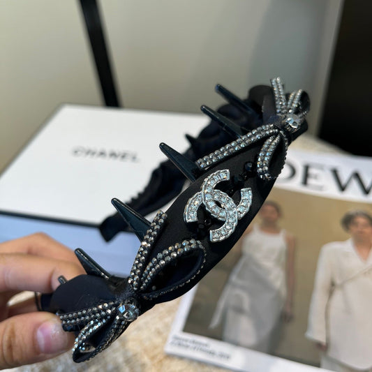 Chan Nwe Rhinestone hair clip