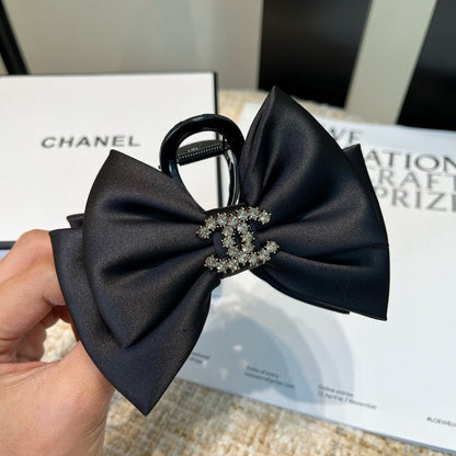 Chan Nwe Hair clip