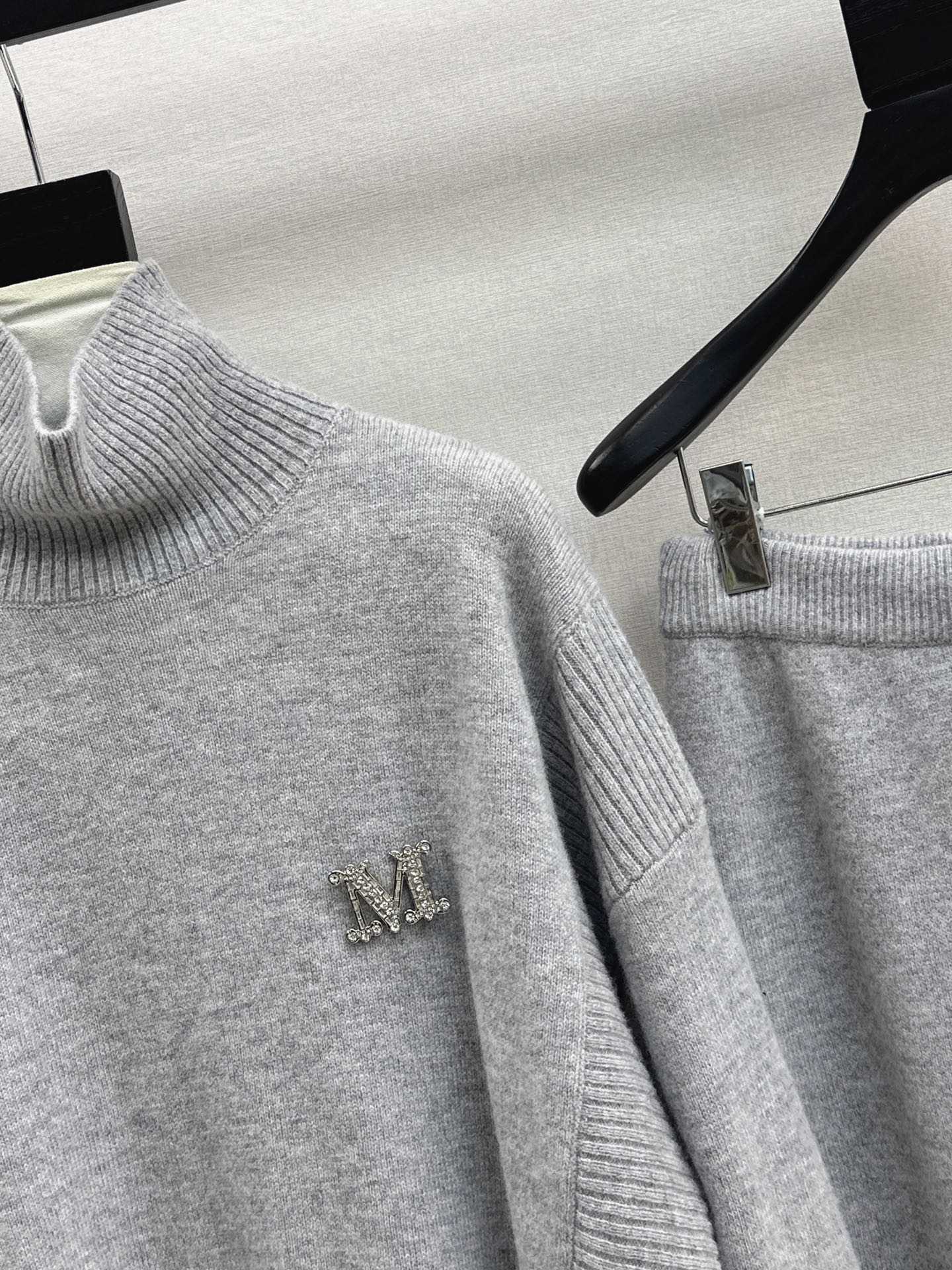 Max NEW knitted suit