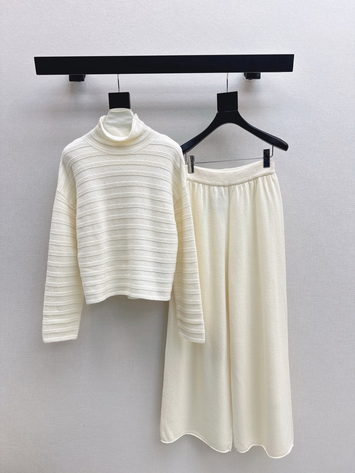 Max NEW knitted suit