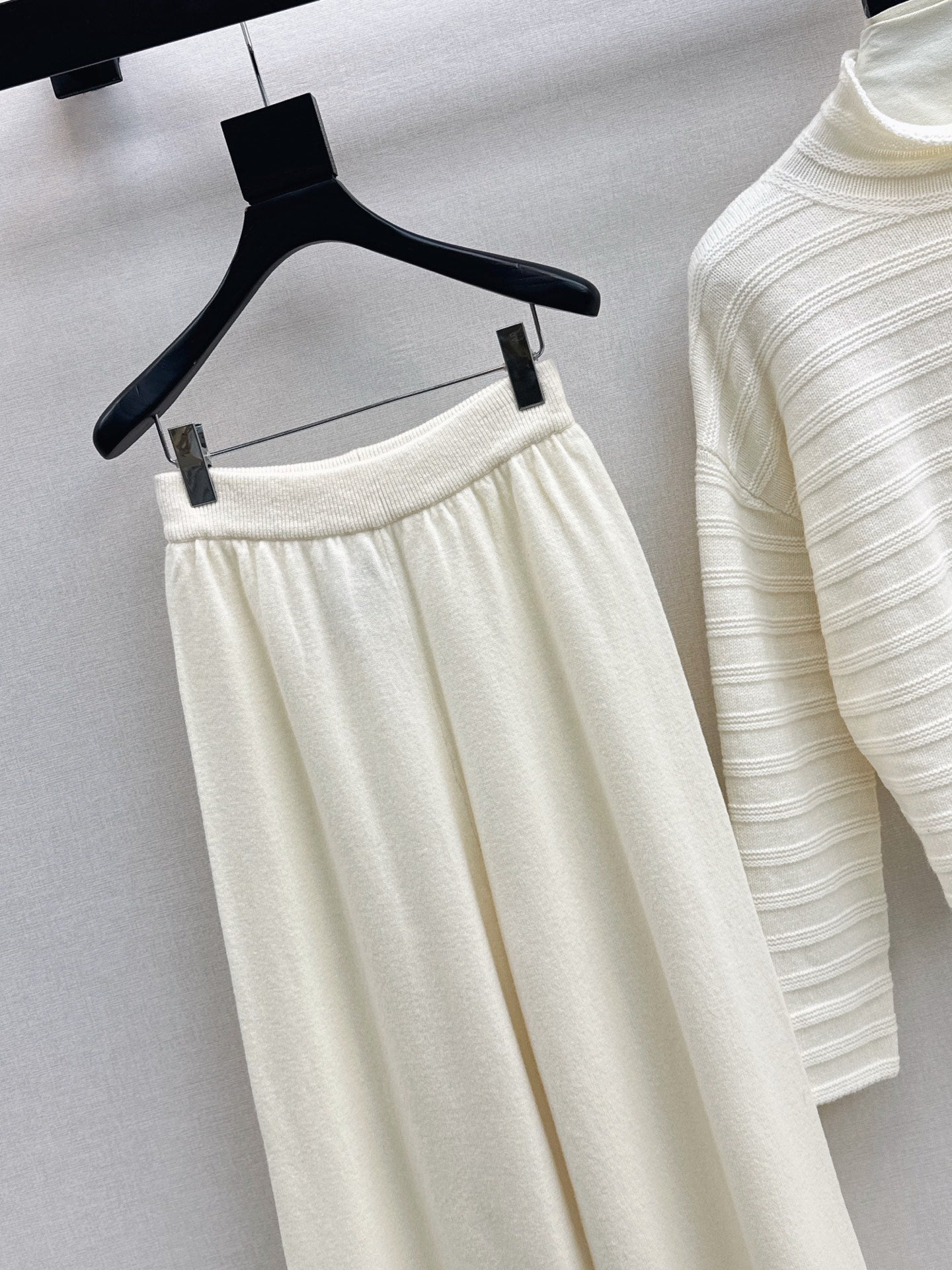 Max NEW knitted suit