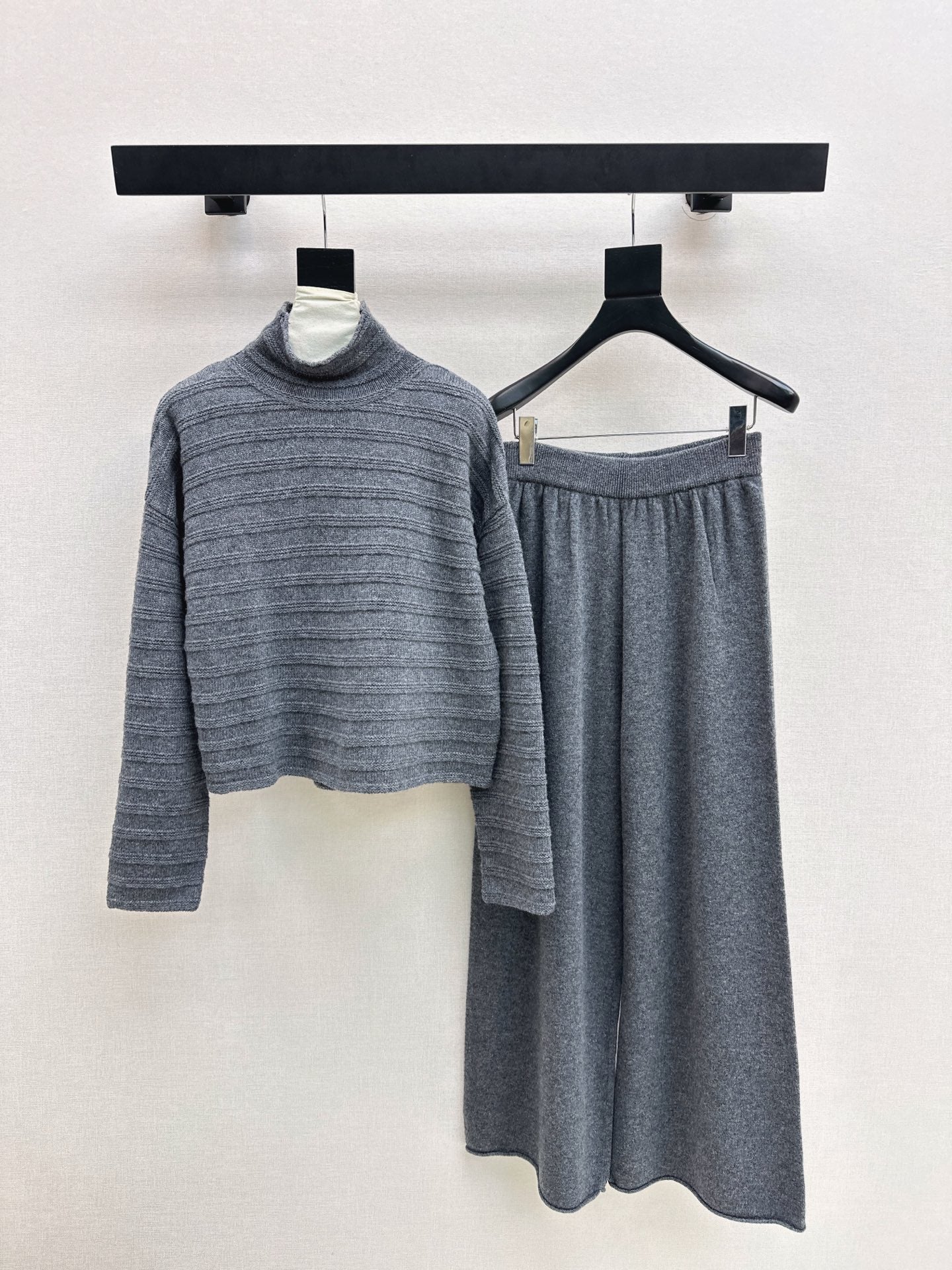 Max NEW knitted suit