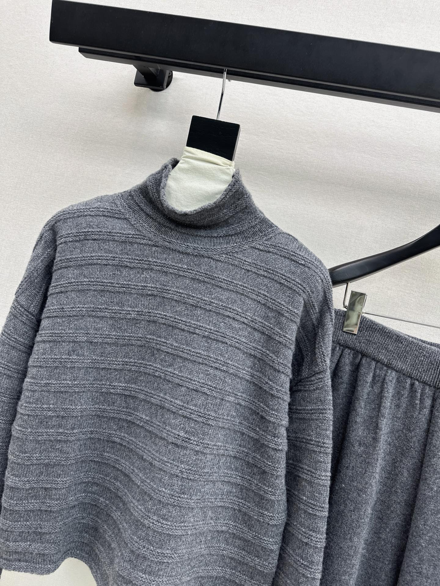 Max NEW knitted suit