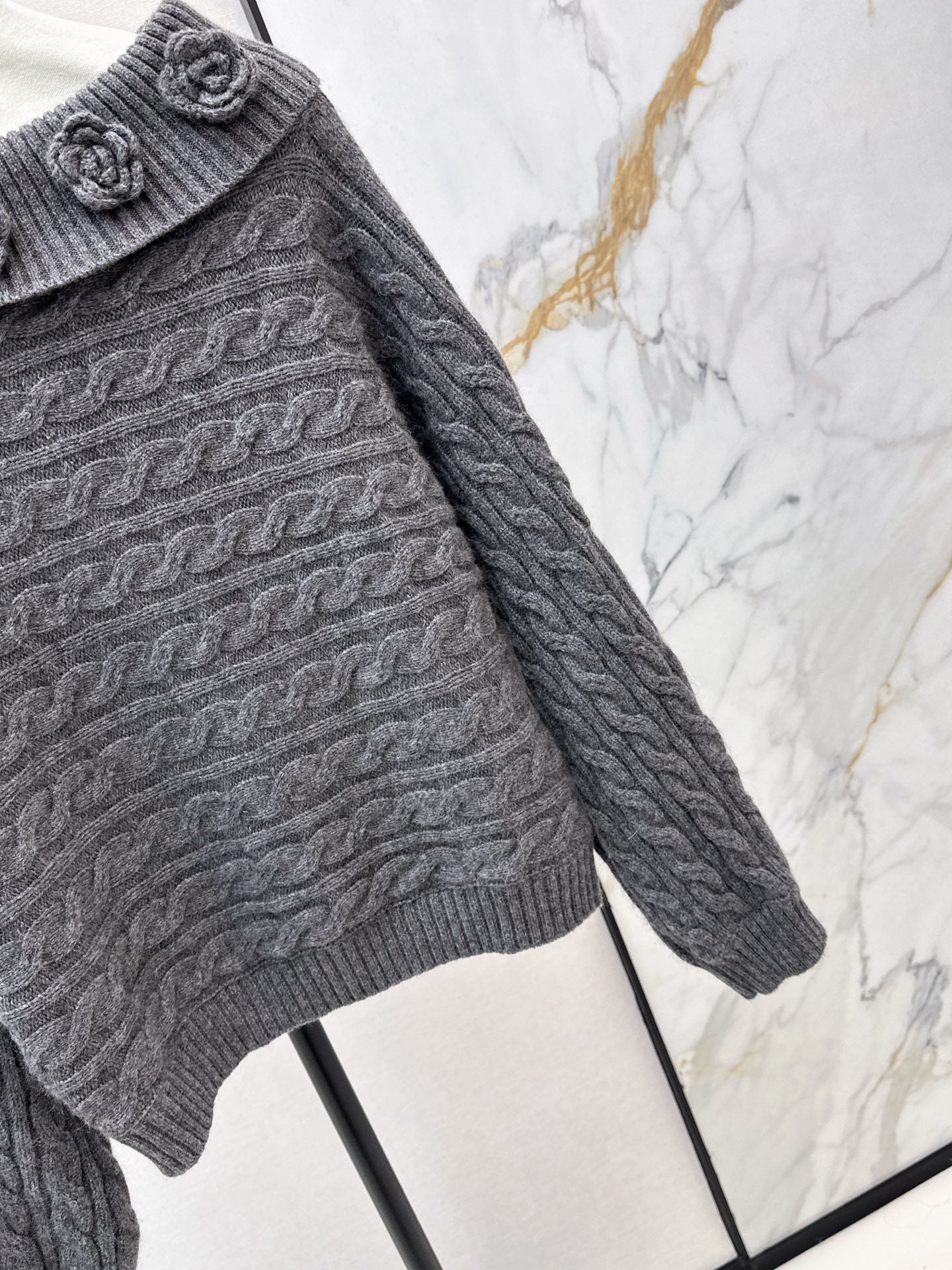 Chan NEW Off-shoulder sweater